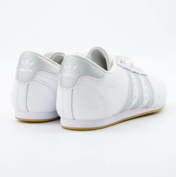 Adidas blancas mujer vista lateral con detalles plateados