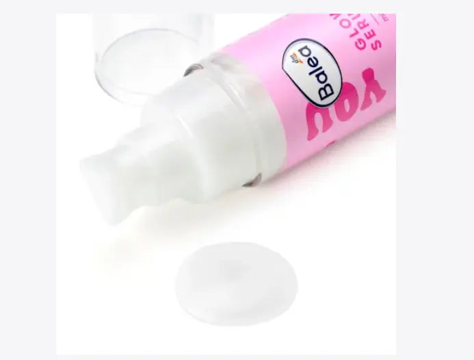 Aplicación del sérum Be You de Balea destacando su rápida absorción en el rostro.