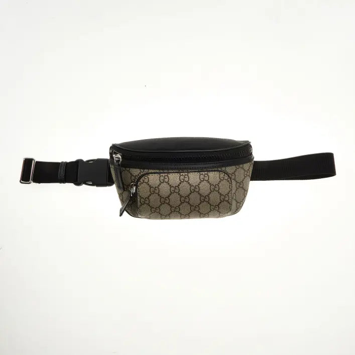 Bolso Gucci de cinturón beige y negro con patrón de logotipo 
