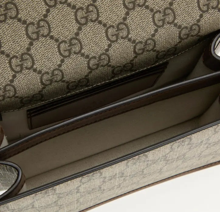 Compartimentos interiores del bolso Gucci de hombro 