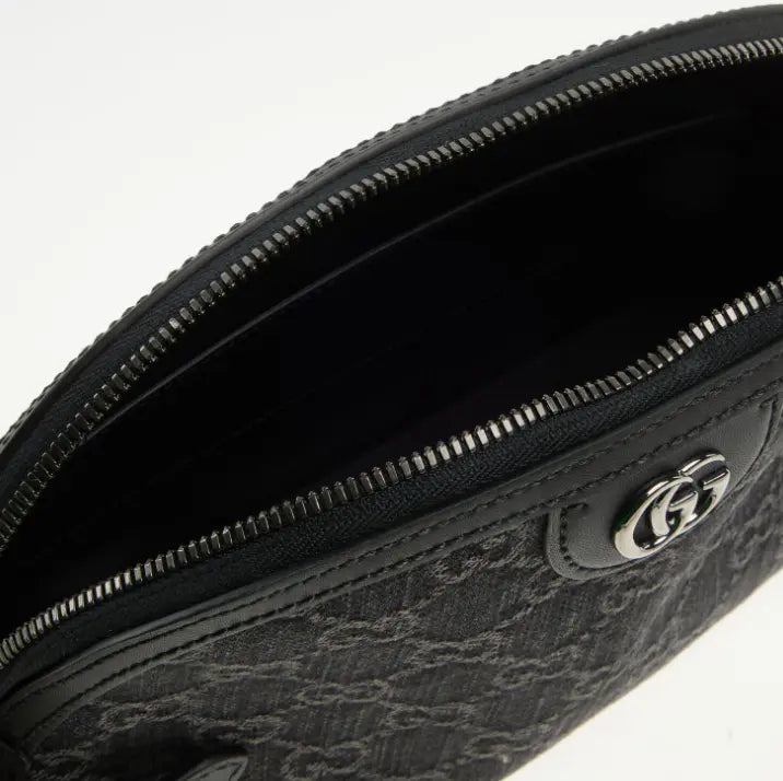 Bolso Gucci negro y gris con look vaquero y logo 