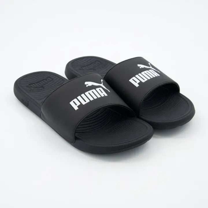 Chanclas negras Puma con suela negra y diseño para deslizarse