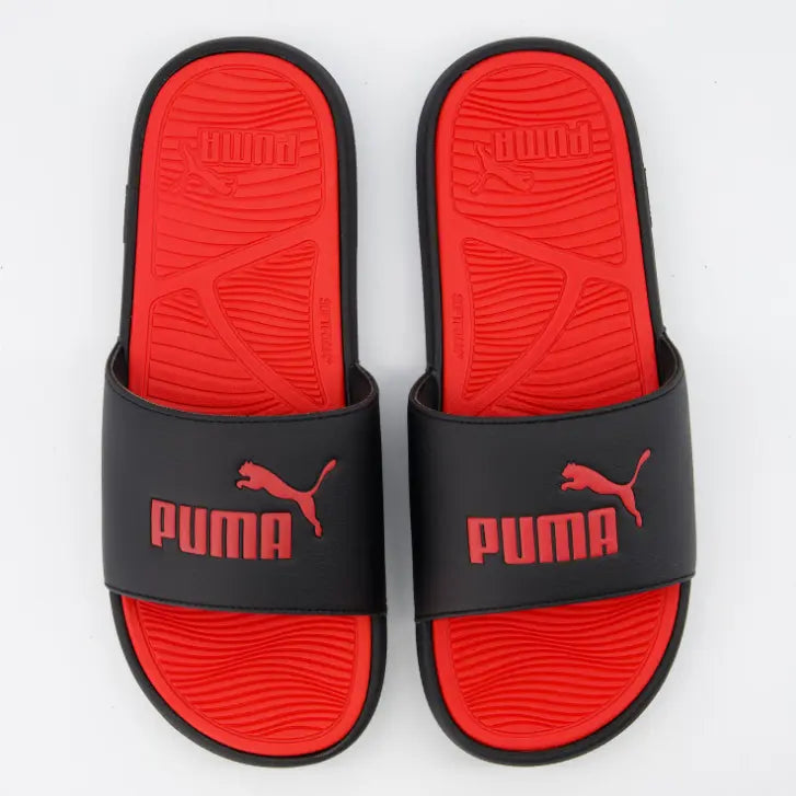 Plano superior de chanclas Puma, suela interior roja ergonómica con relieve y logotipo de la marca grabado en el talón.