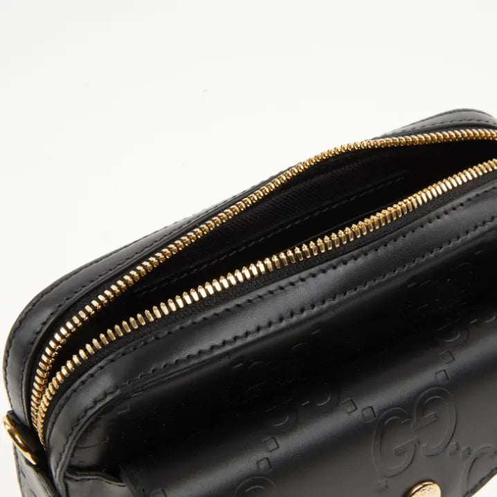 Detalle del logo en relieve en bolso Gucci de cuero 
