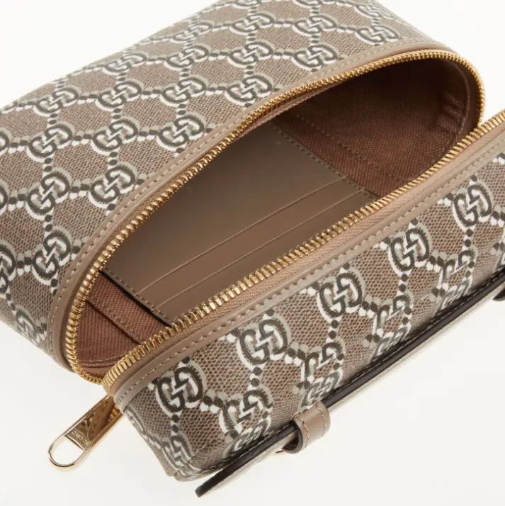 Detalle del monograma en bolso Gucci marrón 