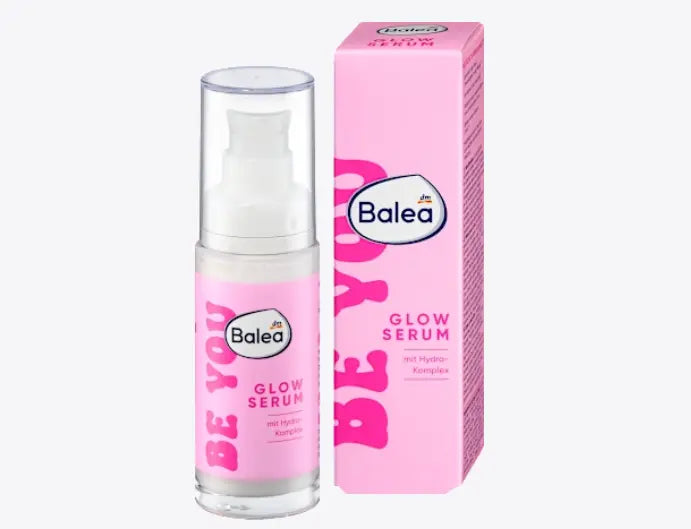 Frasco de 30ml del sérum iluminador Balea Glow Be You sobre fondo limpio.