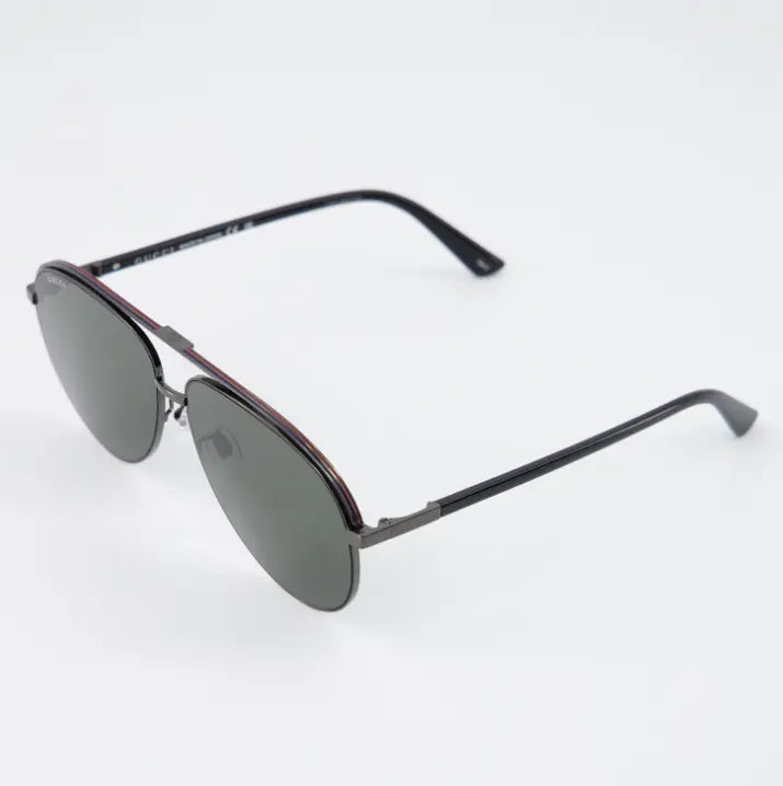 Vista lateral de gafas de sol Gucci con protección UV400 