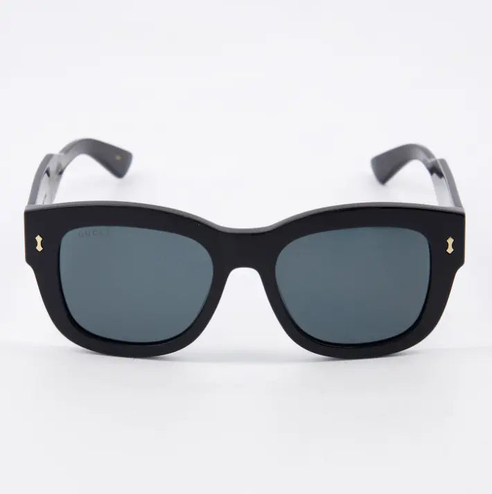Vista frontal de gafas Gucci cuadradas UV400 en color negro 