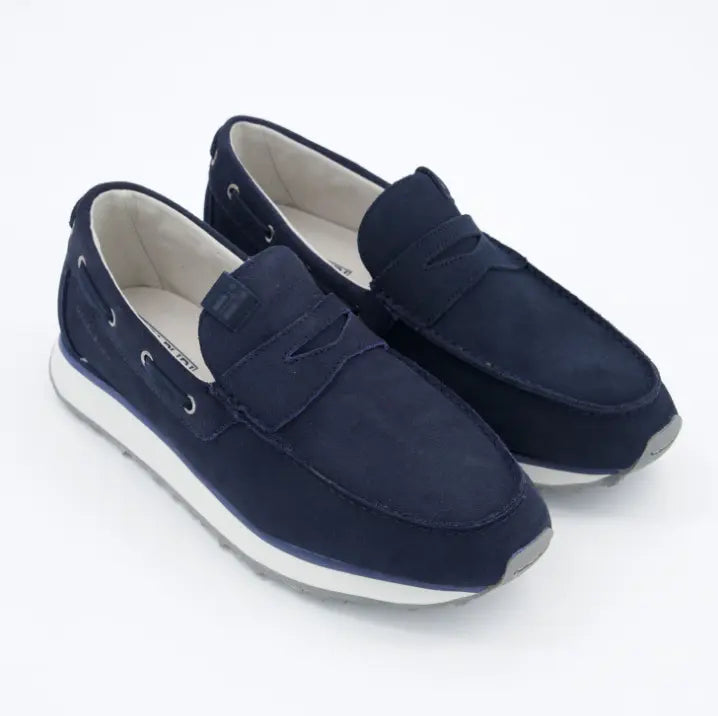 Mocasines casual Napapijri azul marino con suela deportiva blanca y detalles en ante.