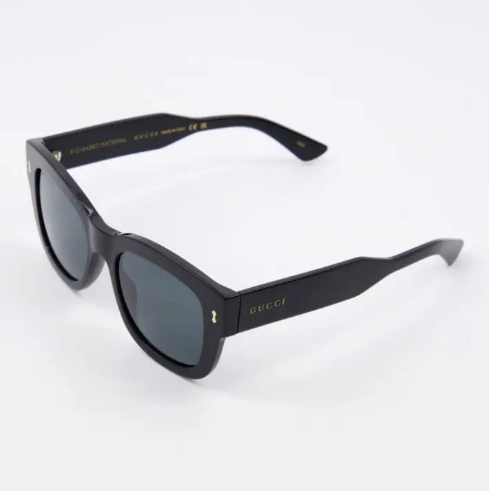 Diseño angular de gafas Gucci negras con logotipo 