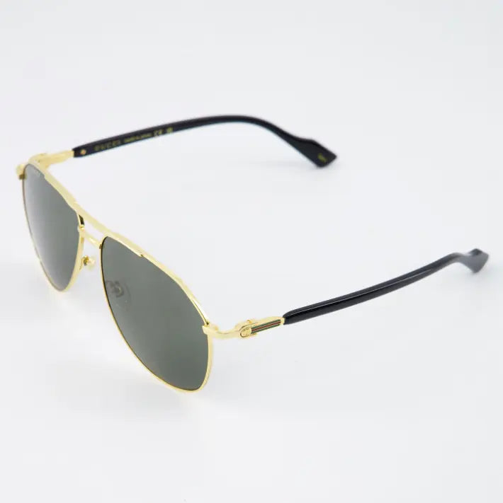 Detalle del logo en los templos de gafas Gucci doradas