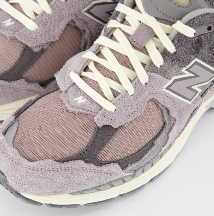 Detalle de materiales New Balance 2002R Protection Pack con textura de ante desestructurado y malla.