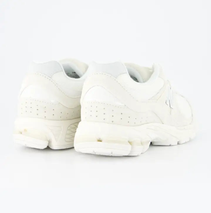 Detalle talón New Balance 2002R off-white con amortiguación N-ergy visible y acabado en ante.