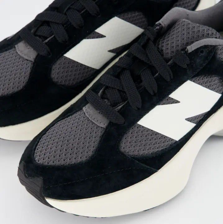 Primer plano de New Balance 9060 mostrando texturas de ante premium y malla transpirable.