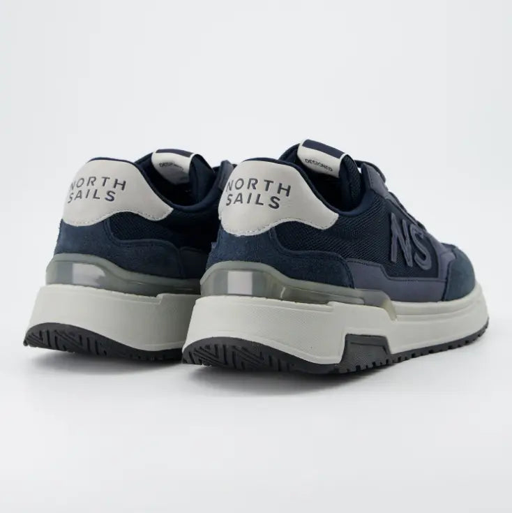 Detalle posterior zapatillas North Sails azul marino con logotipo en el talón y suela técnica gris.