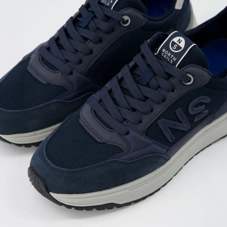 Primer plano sneakers North Sails azul navy mostrando textura de malla transpirable y cordones planos.