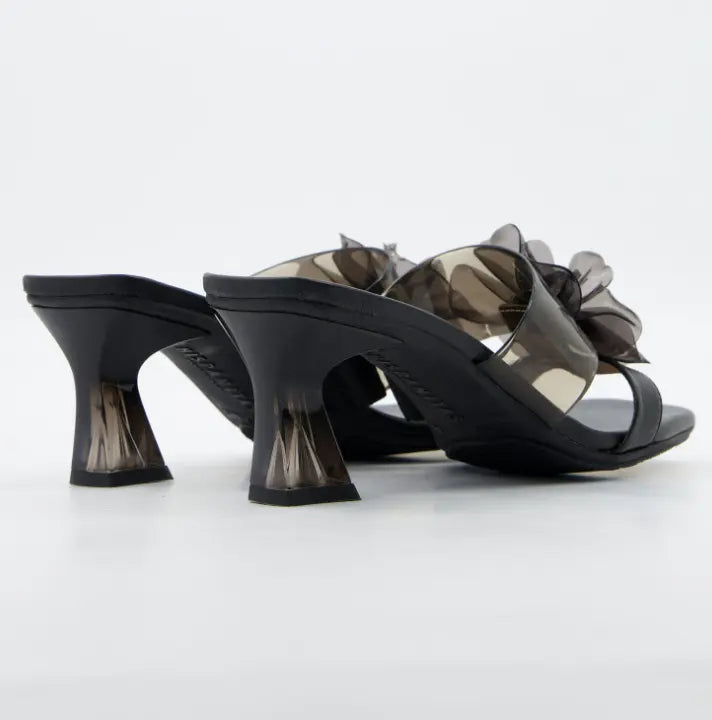 Sandalias Hispanitas negras con tacón y acento floral