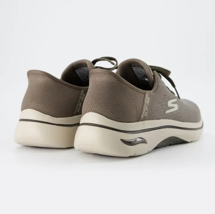Vista del talón con tecnología Slip-ins de las Skechers GO RUN Consistent 2.0, destacando el soporte acolchado y el logo de la marca en el lateral.