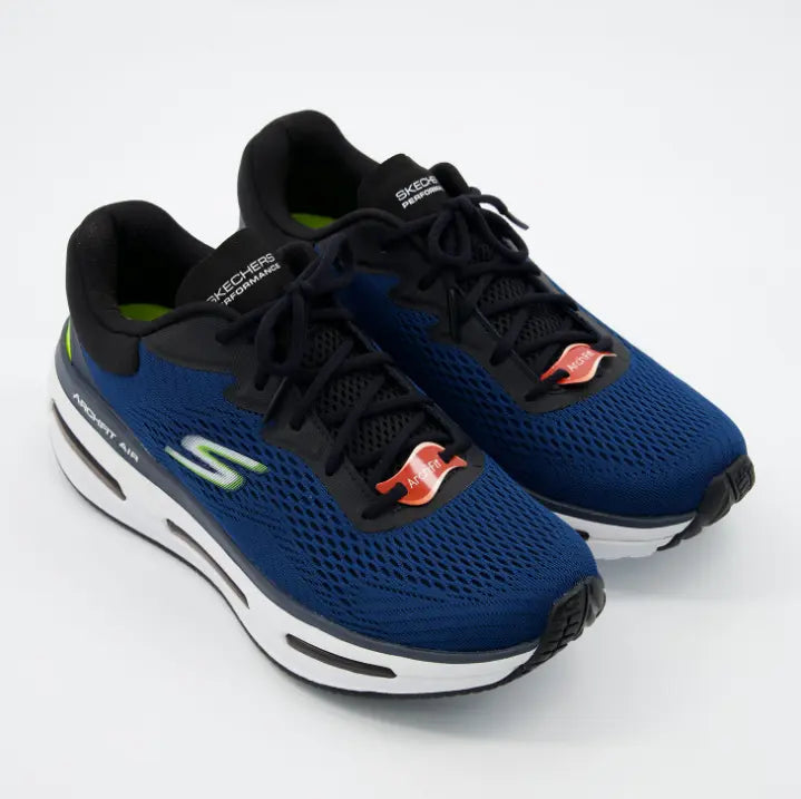 zapatillas Skechers Performance Arch Fit Air en color azul marino con malla transpirable, cordones negros y detalles en verde lima.