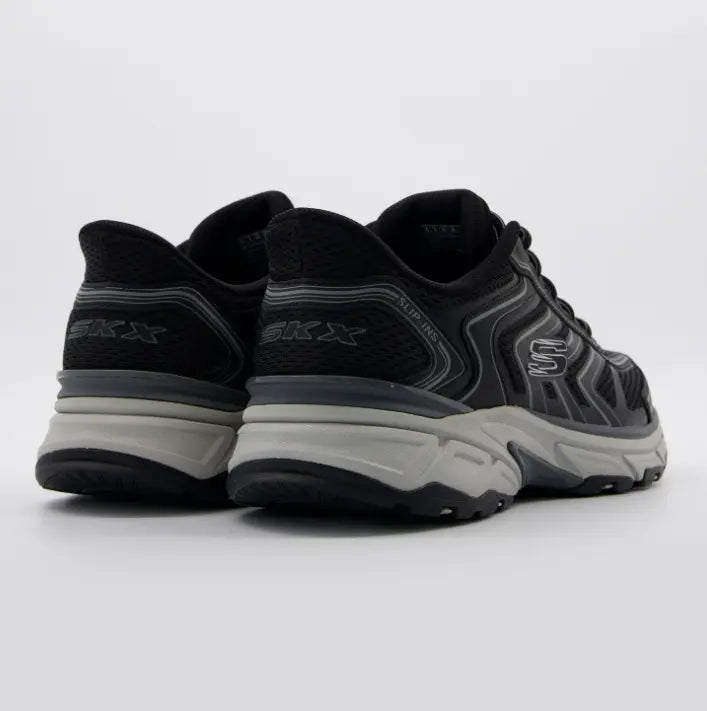 Vista del talón reforzado SKX y suela amortiguada de las Skechers Slip-ins Stamina Sport, diseño ergonómico para calzado sin manos.
