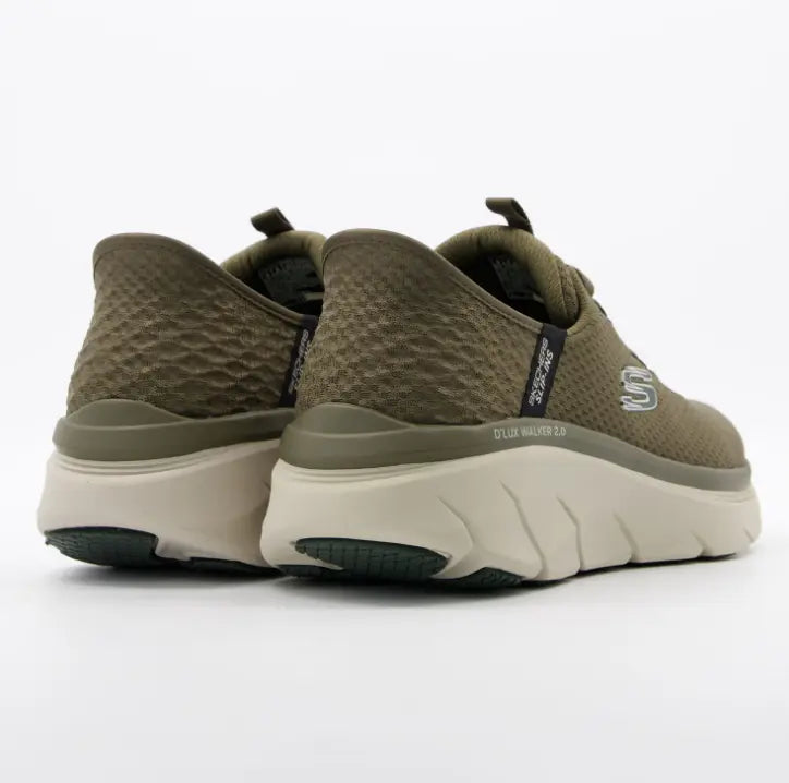 Vista detallada del talón reforzado con diseño geométrico y el discreto logo "Slip-ins" en zapatillas D'Lux Walker 2.0 verdes. La media suela beige muestra la amortiguación D'Lux Walker.