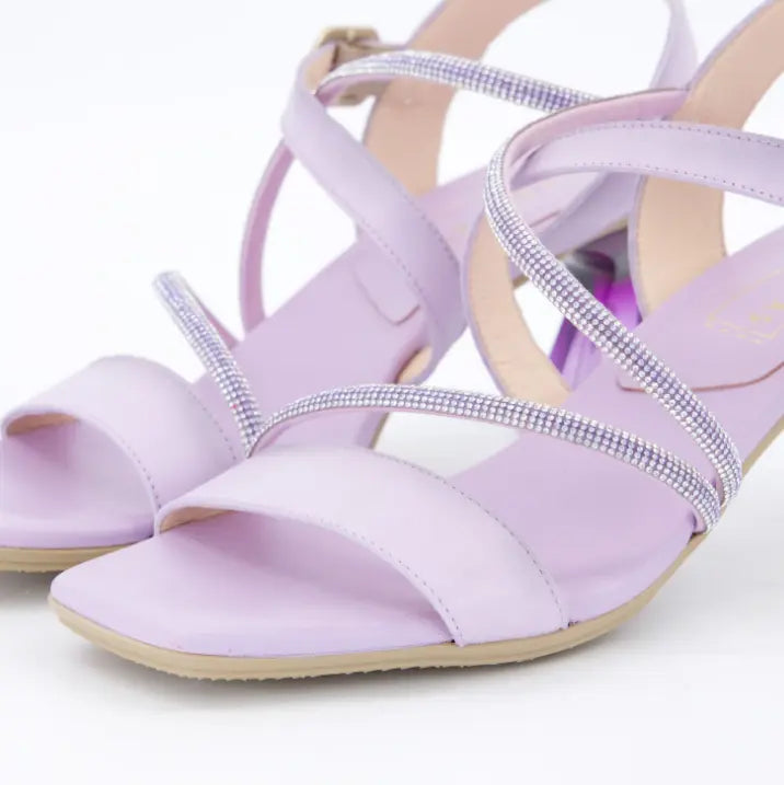 Tacones elegantes de cuero morado con piedras de Hispanitas