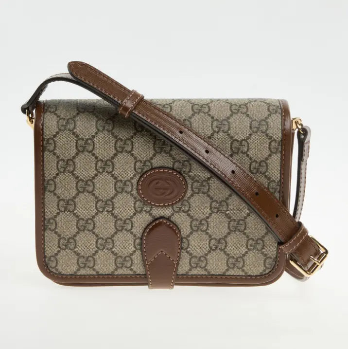 Bolso Gucci de hombro marrón con patrón de monograma 