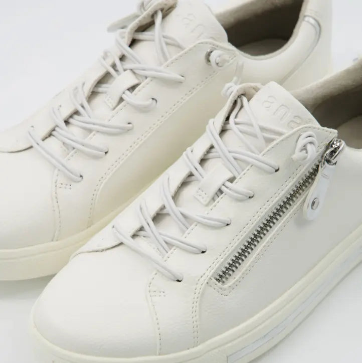 Zapatillas casual Jana blancas con acentos plateados y punta redonda