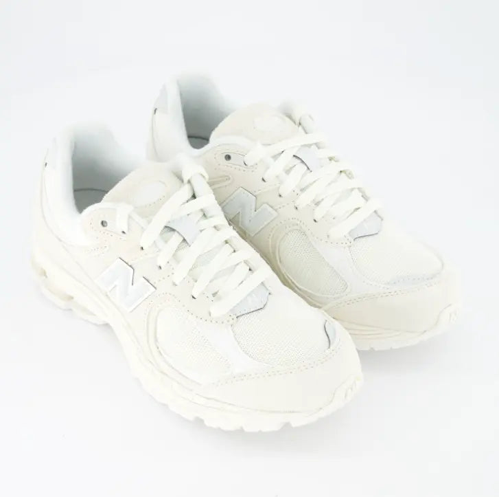 Zapatillas New Balance 2002R hombre color crema y beige. Diseño premium con suela ABZORB.