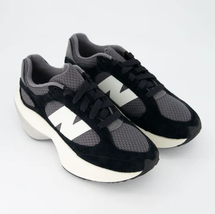 Zapatillas New Balance 9060 blancas y hueso con suela ancha de diseño futurista.