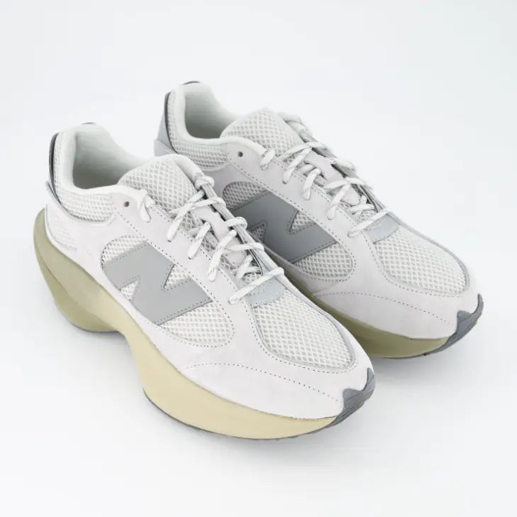 Zapatillas New Balance WRPD Runner color gris y crema con suela ondulada de diseño futurista.