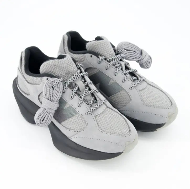 Zapatillas New Balance WRPD Runner hombre color gris antracita con suela negra y cordones a juego.