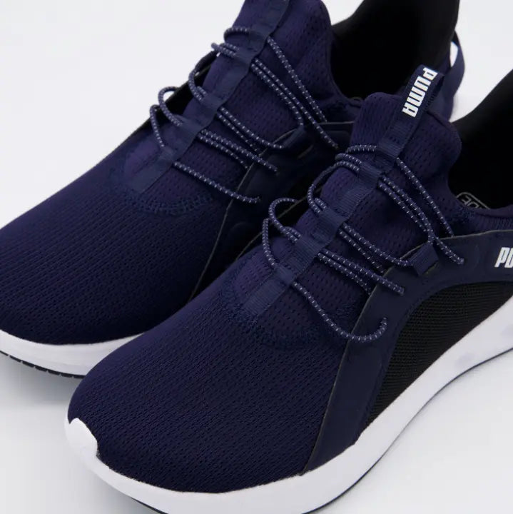 Zapatillas Puma azul oscuro con cierre de encaje y suela blanca