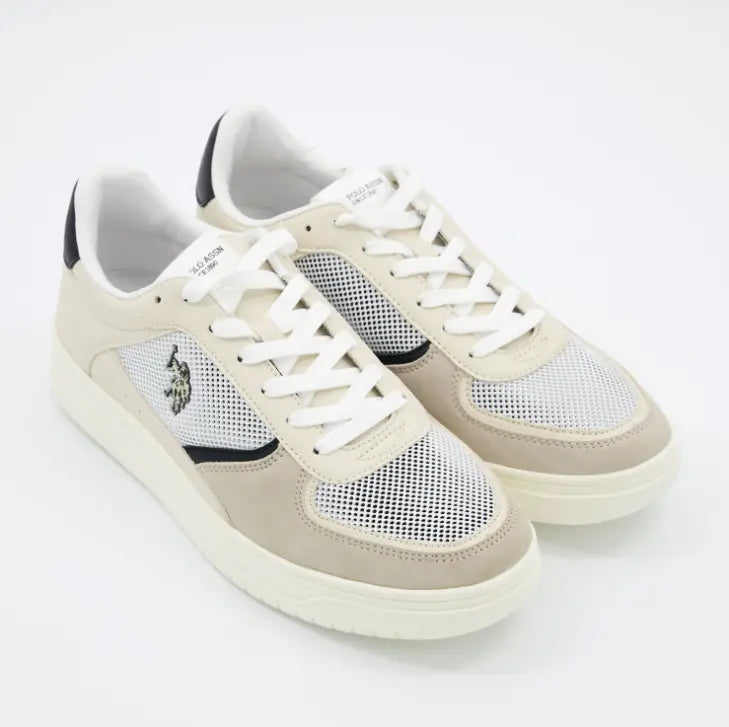 Zapatillas U.S. Polo Assn. hombre beige crema modelo casual mesh transpirable en fondo blanco.