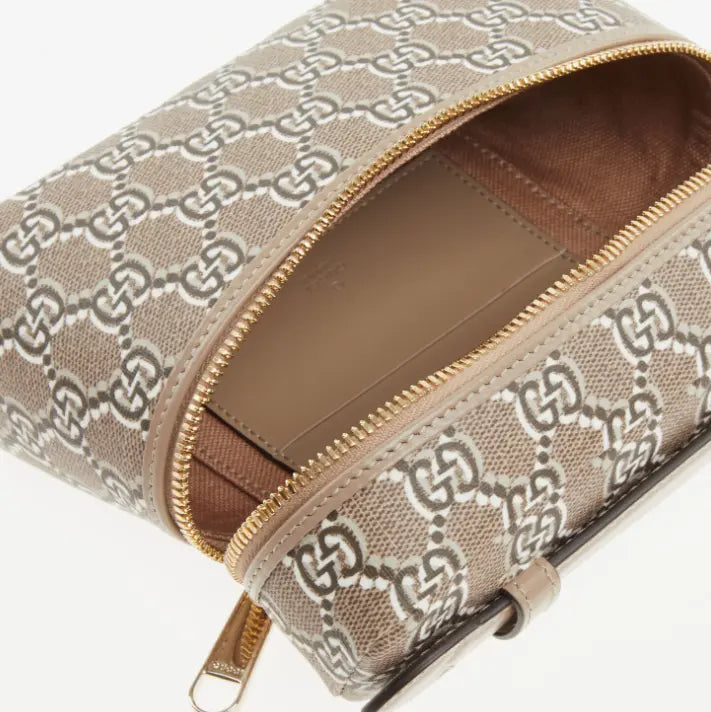 Vista frontal del bolso Gucci de hombro marrón claro