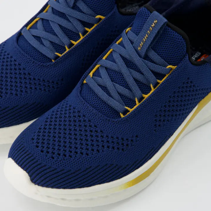 Primer plano del tejido Knit de ingeniería azul y cordones elásticos fijos de las Skechers Vapor Foam.