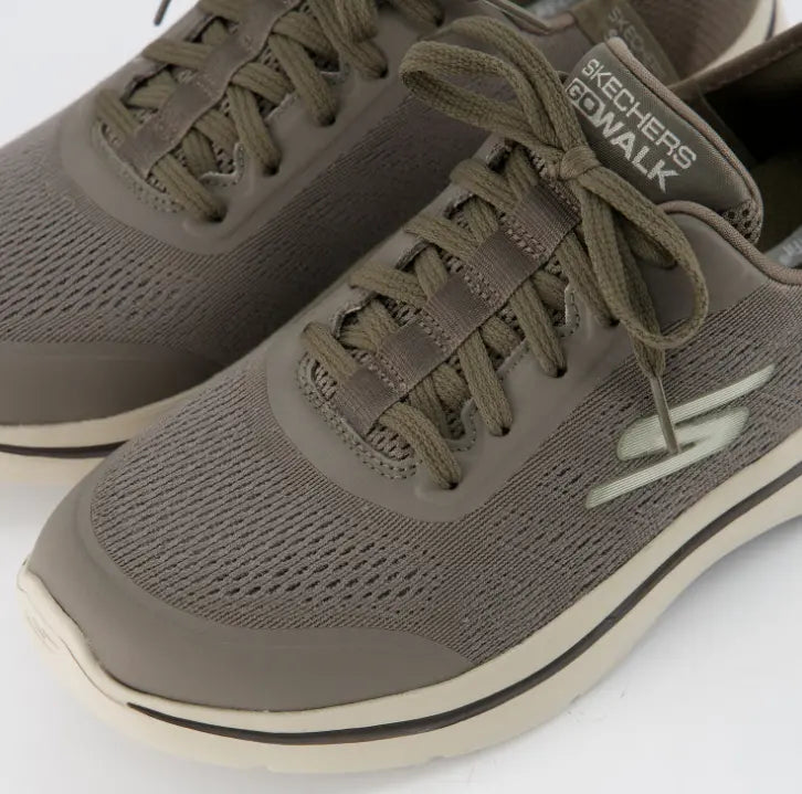 Primer plano de la malla transpirable, cordones elásticos de las Skechers GO RUN 2.0, resaltando los acabados de alta calidad.