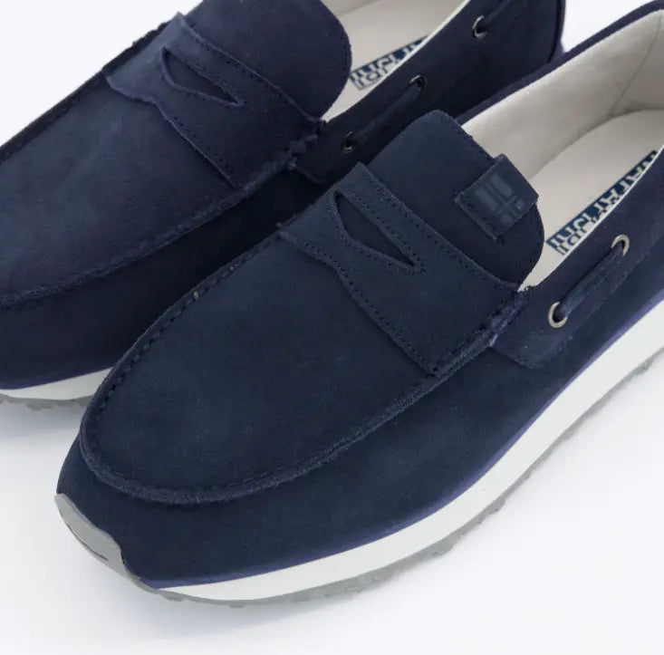 Primer plano de la pala del mocasín Napapijri en ante azul marino y costuras reforzadas.