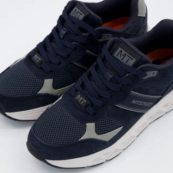 Primer plano de sneakers Marco Tozzi MT SPORT, textura ante marino, cordones con herrete logo MT y lengüeta de marca.