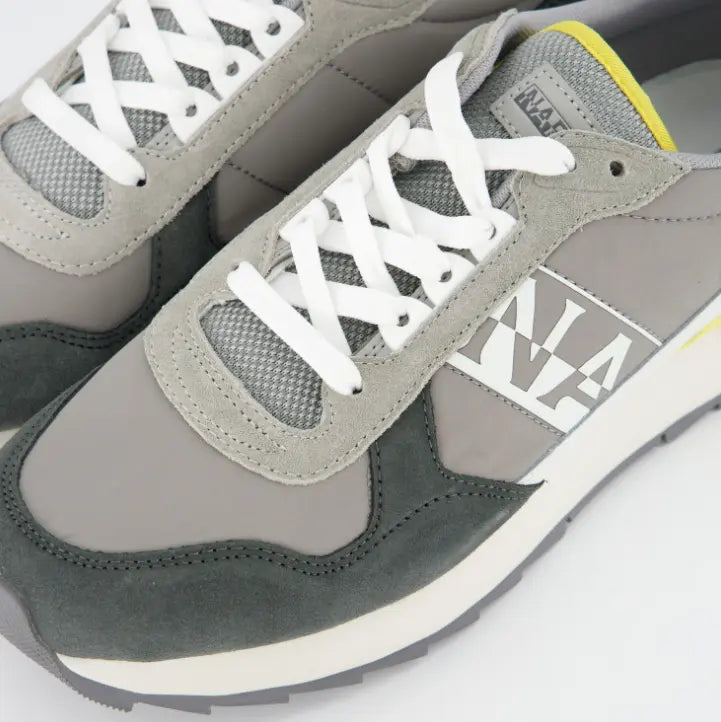 Detalle de materiales de zapatillas Napapijri con ante gris, malla técnica y cordones blancos.