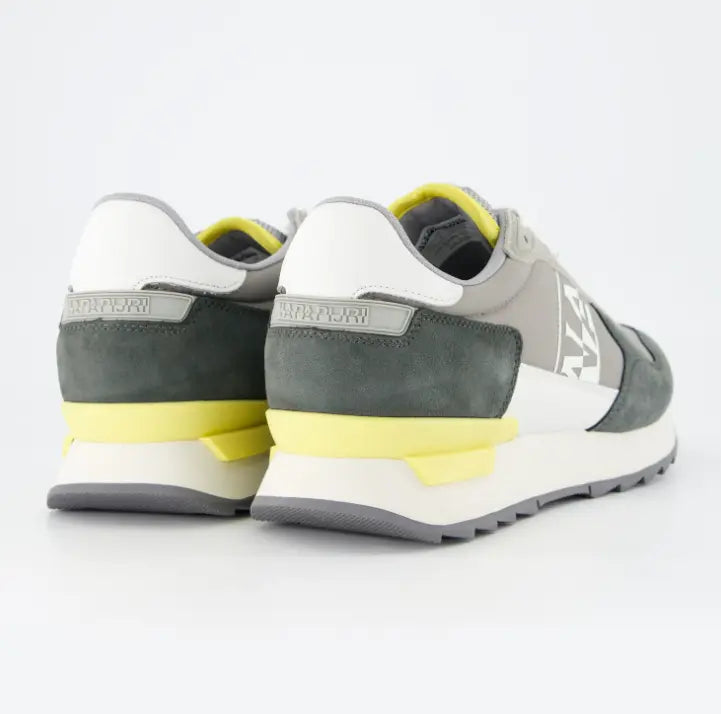 Vista trasera de zapatillas Napapijri mostrando el talón amarillo lima y logo grabado gris.