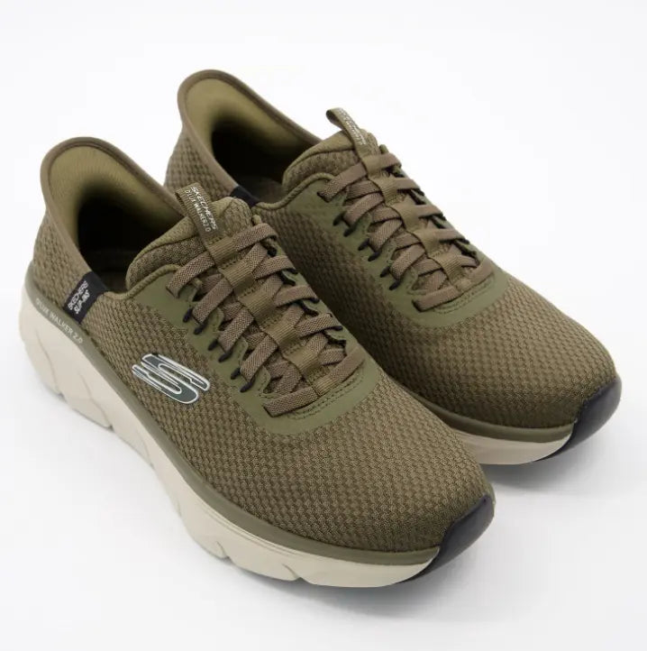 Par de zapatillas Skechers Hands Free Slip-ins D'Lux Walker 2.0 en color verde oliva, con malla técnica transpirable, cordones elásticos fijos y media suela gruesa color beige.