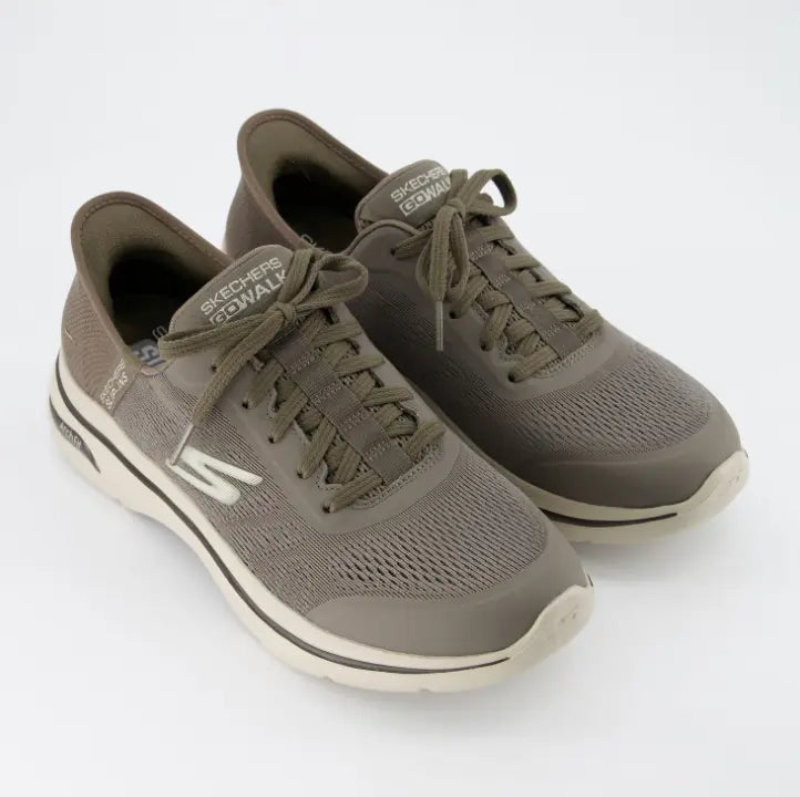 Par de zapatillas Skechers Hands Free Slip-ins GO WALK Arch Fit en color gris pardo, con cordones elásticos fijos y suela amortiguada.