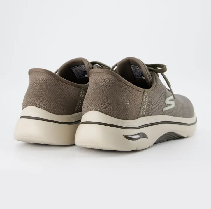 Vista detallada del talón con tecnología Hands Free Slip-ins y el logo Arch Fit en la media suela, en zapatillas Skechers gris pardo.