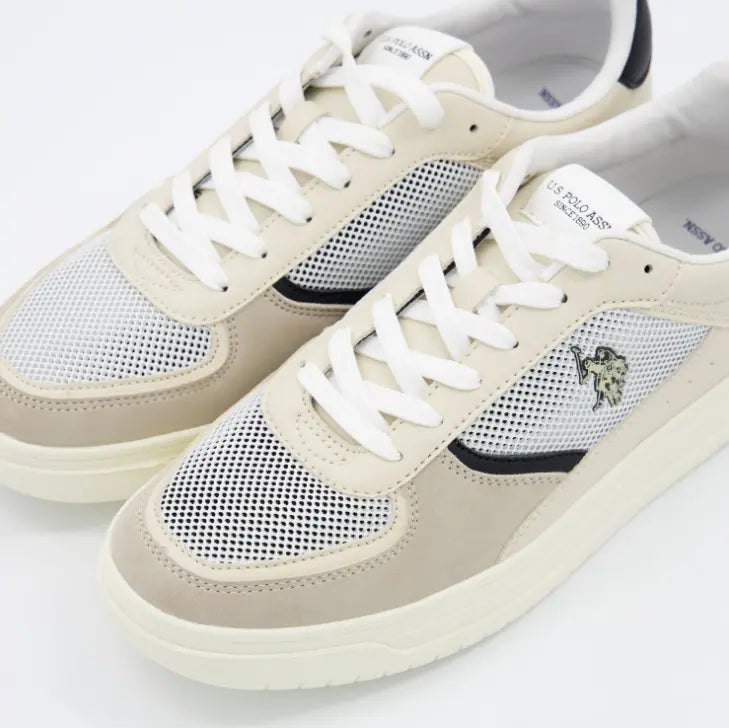 Primer plano zapatillas U.S. Polo Assn. beige mostrando malla rejilla transpirable y logo bordado.