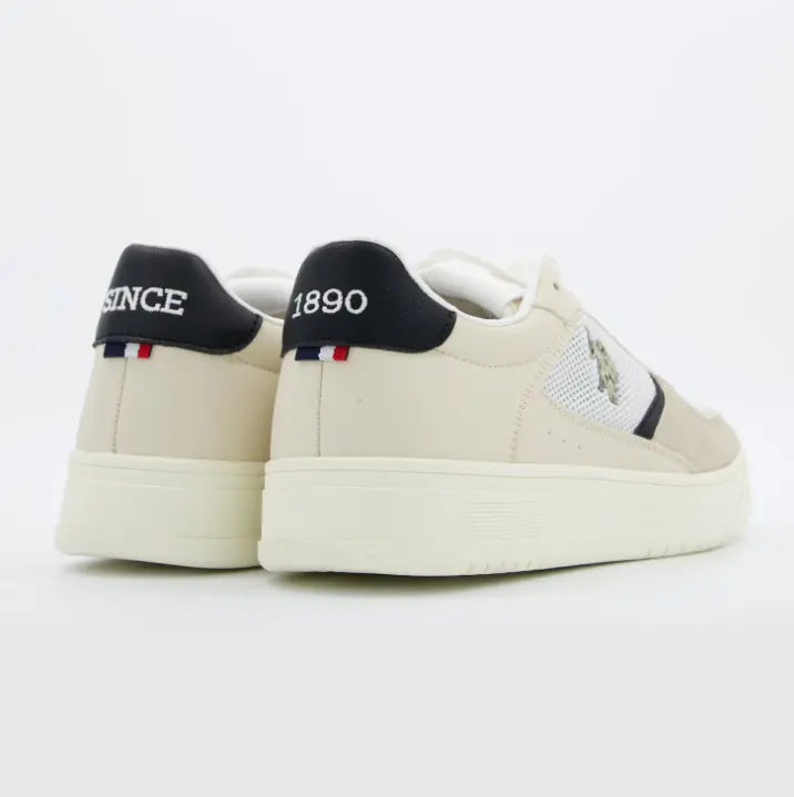Detalle talones zapatillas U.S. Polo Assn. con texto SINCE 1890 y bandera tricolor. Modelo Heritage.